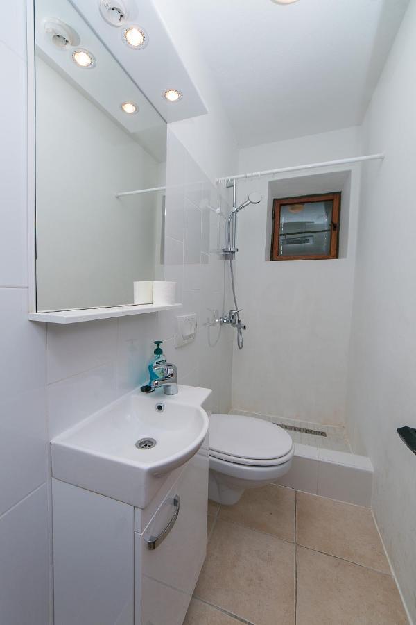 Apartments By The Sea Brela, Makarska - 16950 外观 照片