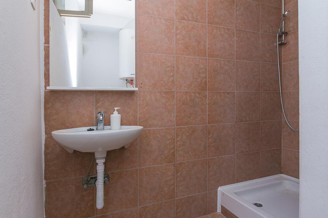 Apartments By The Sea Brela, Makarska - 16950 外观 照片