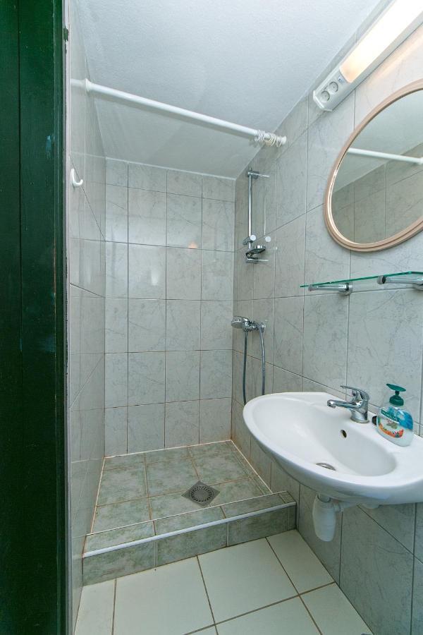 Apartments By The Sea Brela, Makarska - 16950 外观 照片